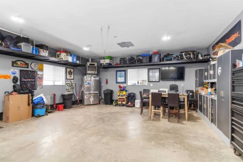 334 Hillcrest Drive, Fort Mcmurray, AB - Indoor Photo Showing Garage