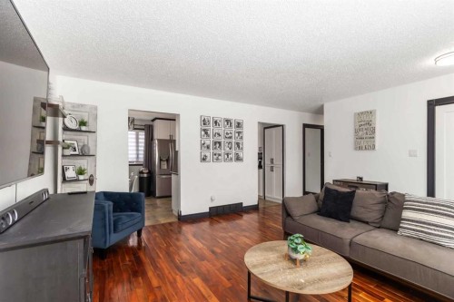 334 Hillcrest Drive, Fort Mcmurray, AB - Indoor Photo Showing Living Room