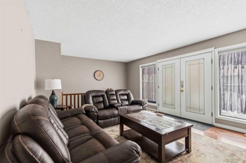 18 Clark Crescent, Fort Mcmurray, AB - Indoor Photo Showing Living Room