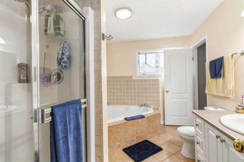 18 Clark Crescent, Fort Mcmurray, AB - Indoor Photo Showing Bathroom