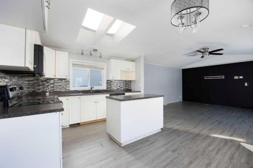 108 Harpe Way, Fort Mcmurray, AB - Indoor Photo Showing Kitchen With Upgraded Kitchen