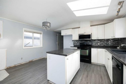 108 Harpe Way, Fort Mcmurray, AB - Indoor Photo Showing Kitchen