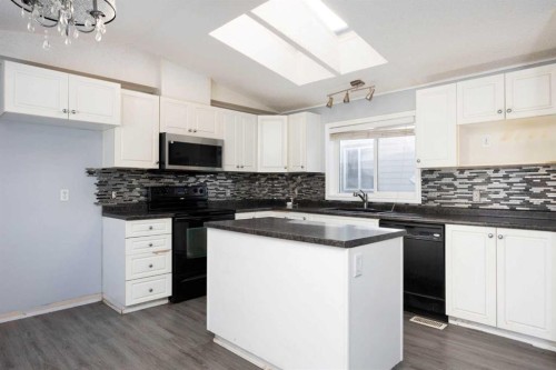 108 Harpe Way, Fort Mcmurray, AB - Indoor Photo Showing Kitchen With Upgraded Kitchen