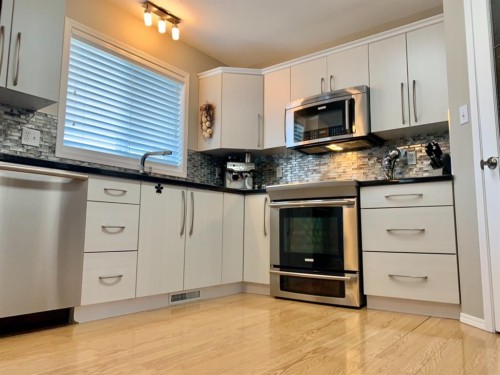 9106 93 Ave, Lac La Biche, AB - Indoor Photo Showing Kitchen With Upgraded Kitchen