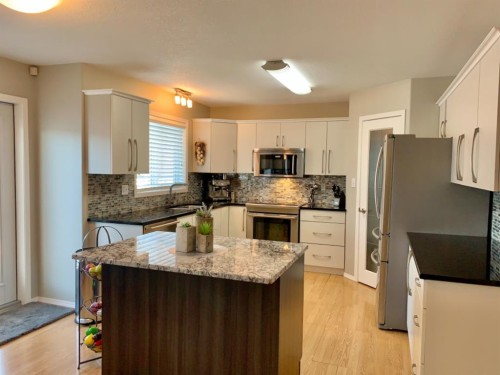 9106 93 Ave, Lac La Biche, AB - Indoor Photo Showing Kitchen With Upgraded Kitchen