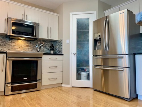 9106 93 Ave, Lac La Biche, AB - Indoor Photo Showing Kitchen With Upgraded Kitchen