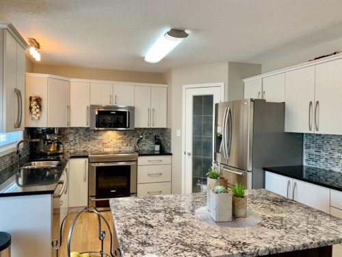 9106 93 Ave, Lac La Biche, AB - Indoor Photo Showing Kitchen With Upgraded Kitchen