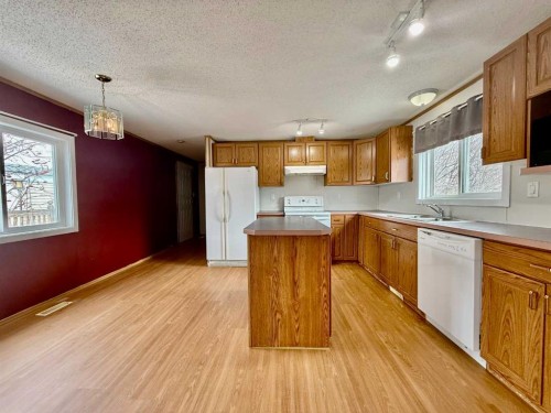 116 Cokerill Crescent, Fort Mcmurray, AB - Indoor Photo Showing Kitchen With Double Sink