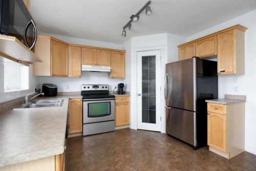 182 Mcdougall Crescent, Fort Mcmurray, AB - Indoor Photo Showing Kitchen With Stainless Steel Kitchen With Double Sink