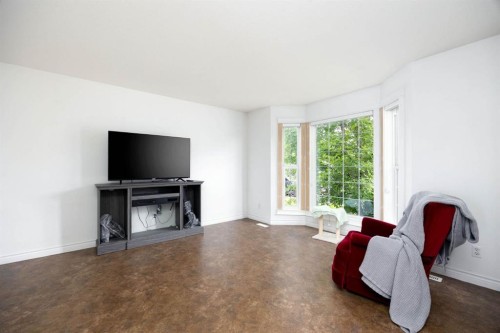 182 Mcdougall Crescent, Fort Mcmurray, AB - Indoor Photo Showing Living Room