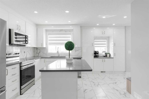 136 Fireweed Crescent, Fort Mcmurray, AB - Indoor Photo Showing Kitchen With Upgraded Kitchen