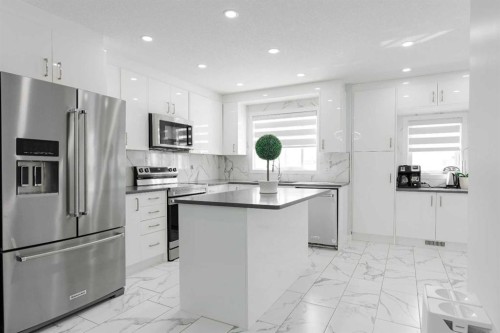 136 Fireweed Crescent, Fort Mcmurray, AB - Indoor Photo Showing Kitchen With Upgraded Kitchen