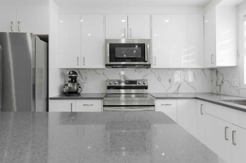 136 Fireweed Crescent, Fort Mcmurray, AB - Indoor Photo Showing Kitchen With Upgraded Kitchen