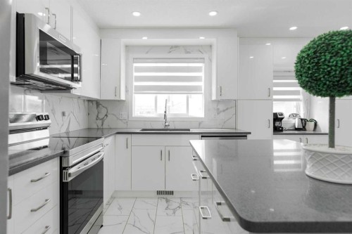 136 Fireweed Crescent, Fort Mcmurray, AB - Indoor Photo Showing Kitchen With Upgraded Kitchen