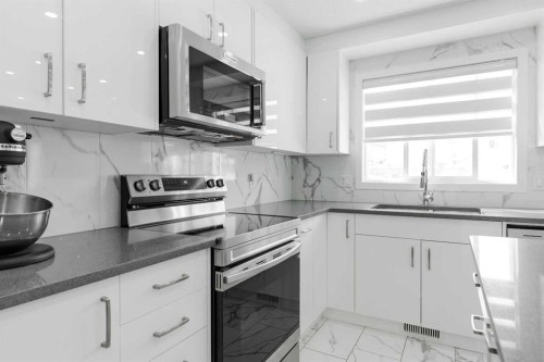 136 Fireweed Crescent, Fort Mcmurray, AB - Indoor Photo Showing Kitchen With Upgraded Kitchen