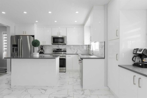 136 Fireweed Crescent, Fort Mcmurray, AB - Indoor Photo Showing Kitchen With Upgraded Kitchen