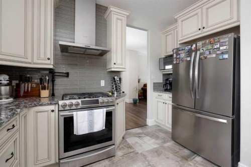 141 Beaverglen Close, Fort Mcmurray, AB - Indoor Photo Showing Kitchen With Upgraded Kitchen