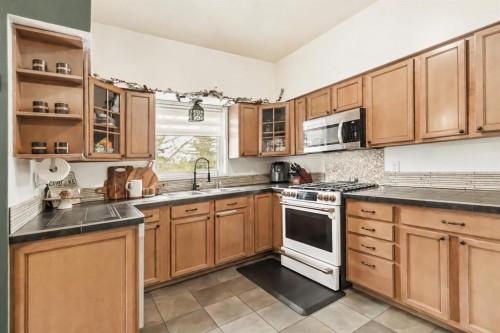189 Brooks Place, Fort Mcmurray, AB - Indoor Photo Showing Kitchen