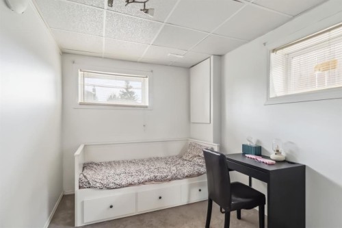 189 Brooks Place, Fort Mcmurray, AB - Indoor Photo Showing Bedroom
