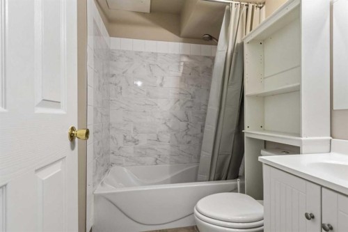 228 Parry Crescent, Fort Mcmurray, AB - Indoor Photo Showing Bathroom