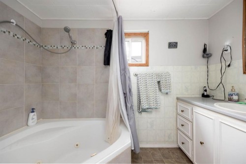 216 Grenfell Crescent, Fort Mcmurray, AB - Indoor Photo Showing Bathroom