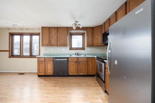 132 Grenada Place, Fort Mcmurray, AB - Indoor Photo Showing Kitchen With Double Sink
