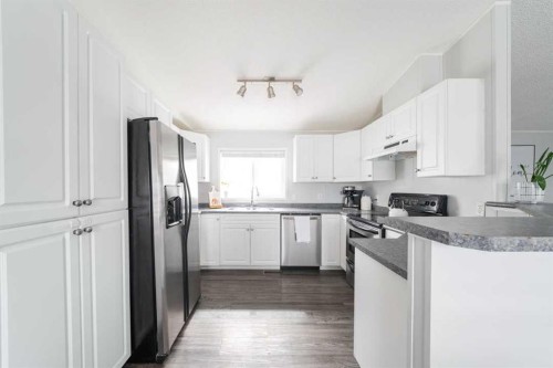 132 Sumac Crescent, Fort Mcmurray, AB - Indoor Photo Showing Kitchen