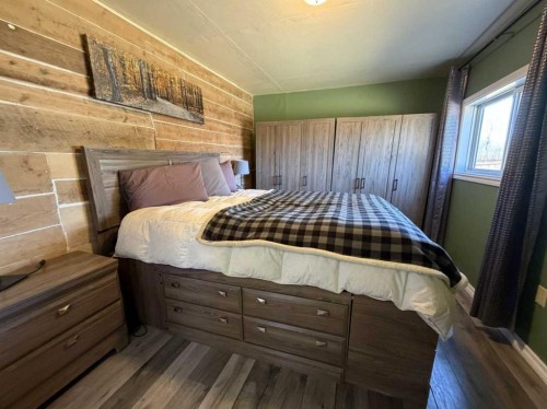10014B 2 Highway, Kinuso, AB - Indoor Photo Showing Bedroom