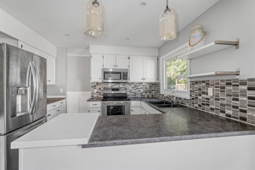 7 May Crescent, Fort Mcmurray, AB - Indoor Photo Showing Kitchen With Double Sink With Upgraded Kitchen
