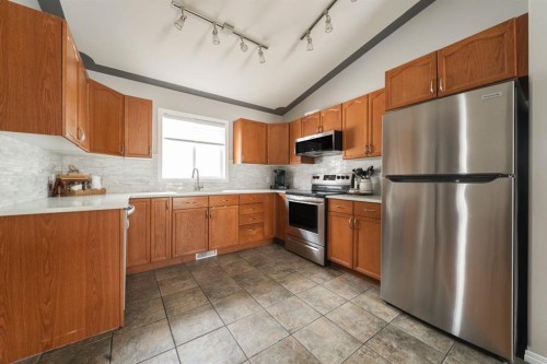 131 Wolff Way, Fort Mcmurray, AB - Indoor Photo Showing Kitchen With Double Sink