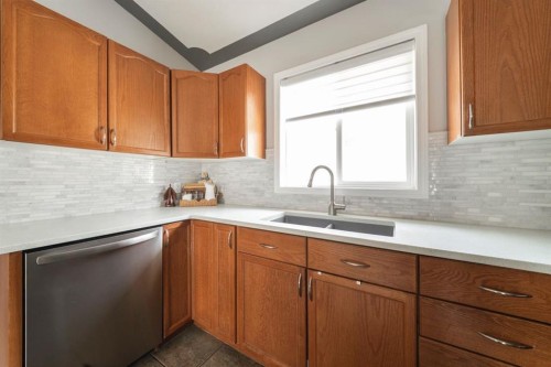 131 Wolff Way, Fort Mcmurray, AB - Indoor Photo Showing Kitchen With Double Sink