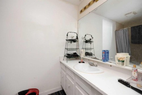 112 Hill Drive, Fort Mcmurray, AB - Indoor Photo Showing Bathroom
