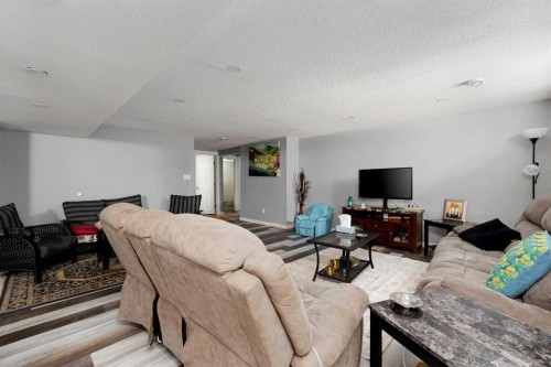 112 Hill Drive, Fort Mcmurray, AB - Indoor Photo Showing Living Room