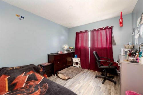 112 Hill Drive, Fort Mcmurray, AB - Indoor Photo Showing Bedroom
