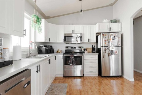122 Wolff Way, Fort Mcmurray, AB - Indoor Photo Showing Kitchen With Double Sink