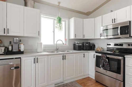 122 Wolff Way, Fort Mcmurray, AB - Indoor Photo Showing Kitchen With Double Sink
