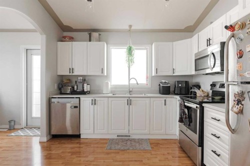 122 Wolff Way, Fort Mcmurray, AB - Indoor Photo Showing Kitchen