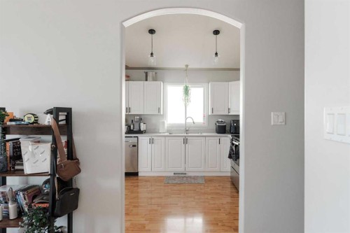 122 Wolff Way, Fort Mcmurray, AB - Indoor Photo Showing Kitchen