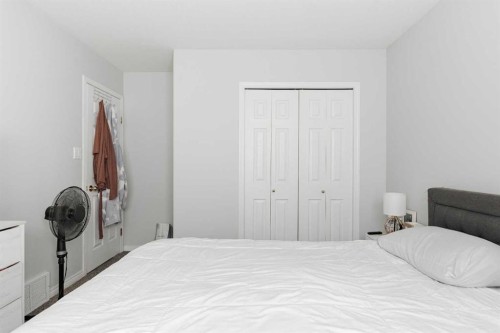 122 Wolff Way, Fort Mcmurray, AB - Indoor Photo Showing Bedroom