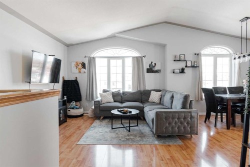 122 Wolff Way, Fort Mcmurray, AB - Indoor Photo Showing Living Room