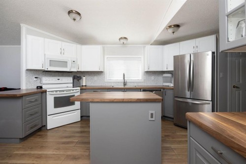 177 Couture Lane, Fort Mcmurray, AB - Indoor Photo Showing Kitchen With Double Sink