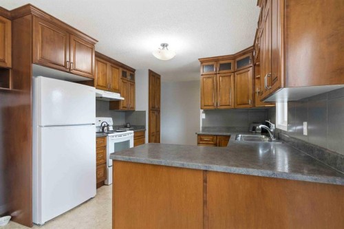 23 Clark Crescent, Fort Mcmurray, AB - Indoor Photo Showing Kitchen