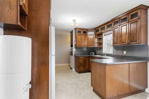 23 Clark Crescent, Fort Mcmurray, AB - Indoor Photo Showing Kitchen