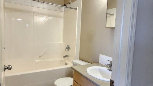 1411-200 Lougheed Drive, Fort Mcmurray, AB - Indoor Photo Showing Bathroom