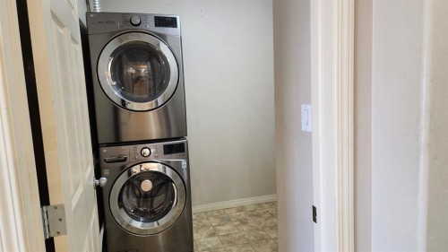 1411-200 Lougheed Drive, Fort Mcmurray, AB - Indoor Photo Showing Laundry Room