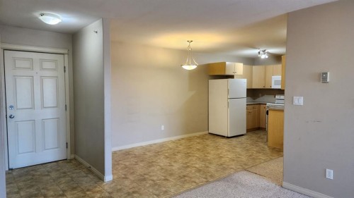 1411-200 Lougheed Drive, Fort Mcmurray, AB - Indoor Photo Showing Kitchen
