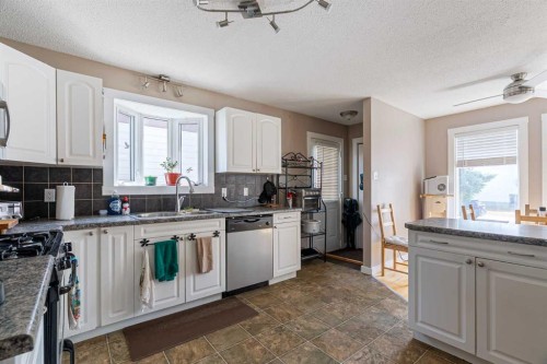 162 Caldwell Crescent, Fort Mcmurray, AB - Indoor Photo Showing Kitchen