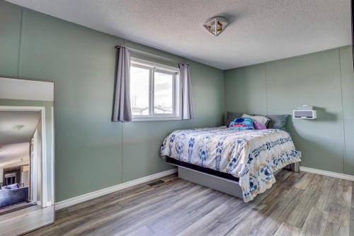 123 Hunter Place, Fort Mcmurray, AB - Indoor Photo Showing Bedroom