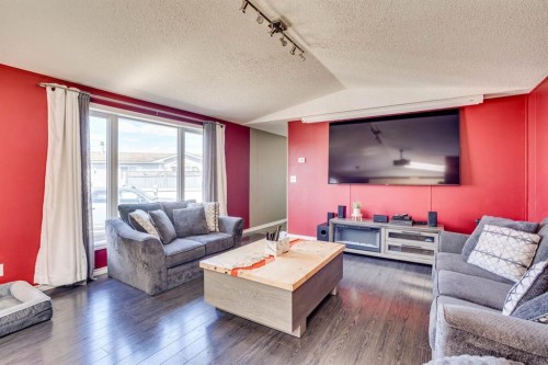 123 Hunter Place, Fort Mcmurray, AB - Indoor Photo Showing Living Room