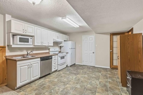 307 Cornwall Drive, Fort Mcmurray, AB - Indoor Photo Showing Kitchen With Double Sink